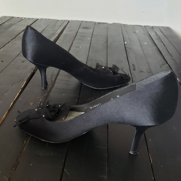 Stuart Weitzman Women's 9 Black Satin Pumps Heels Ribbon Bow Toe FLAWED - Picture 9 of 12